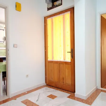 With Parking Space Supetar, Brac - 5612 Апартаменты Супетар